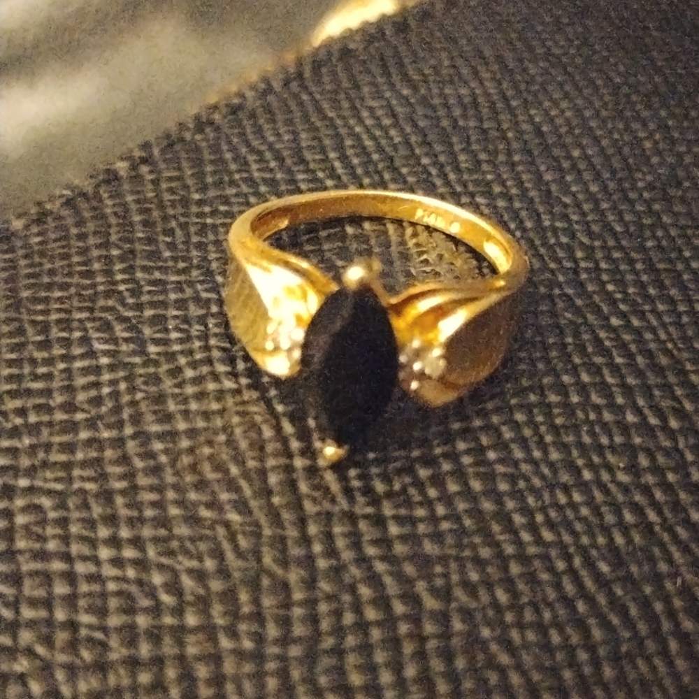 14k yellow gold and Onyx round with 2 diamond chips